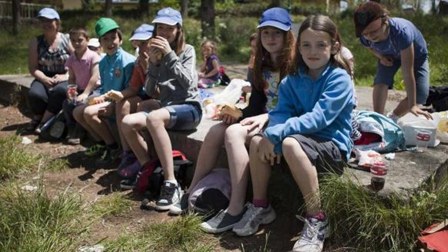 Los participantes en el proyecto disfrutan de un picnic en Perlora.