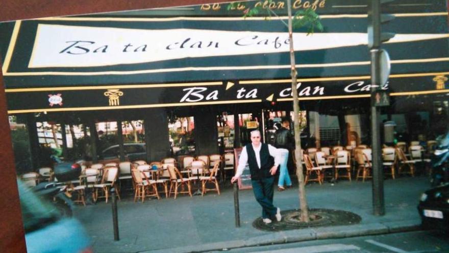 Elías Fernández, delante de la cafetería de la sala Bataclan.