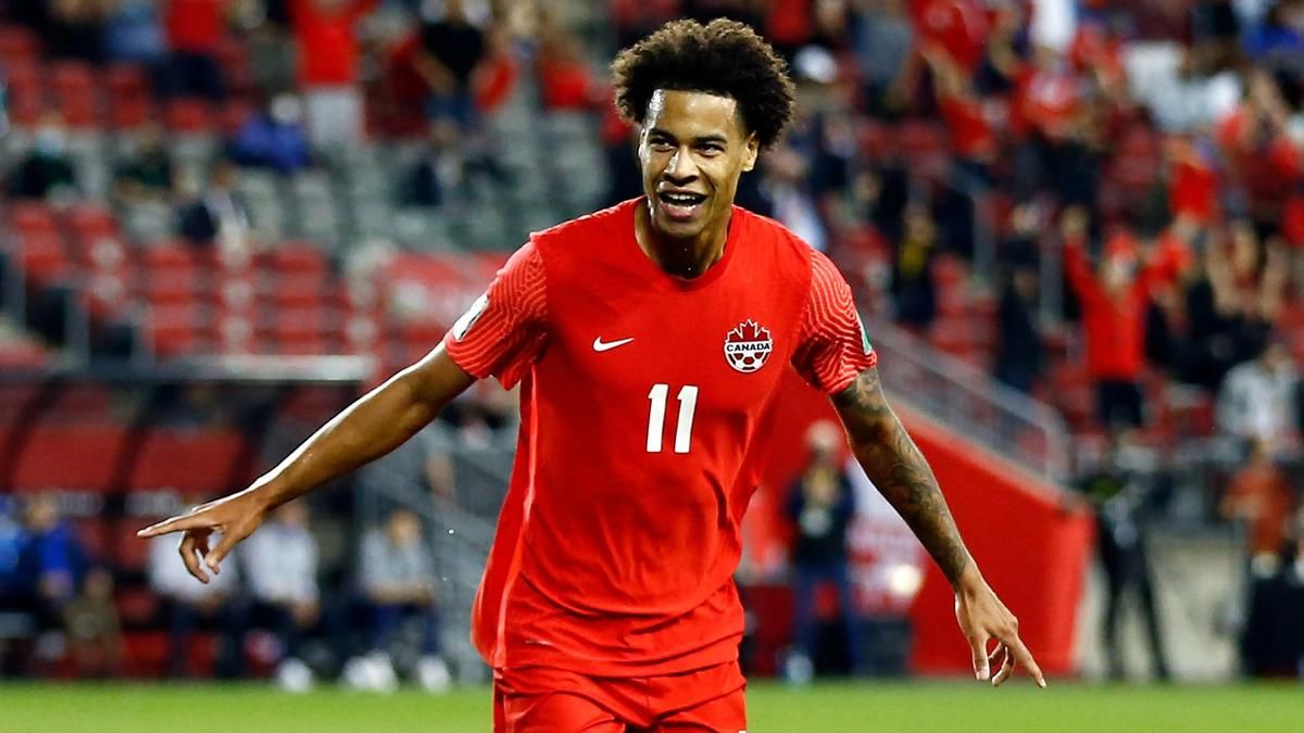 Buchanan celebrando un gol con la selección canadiense