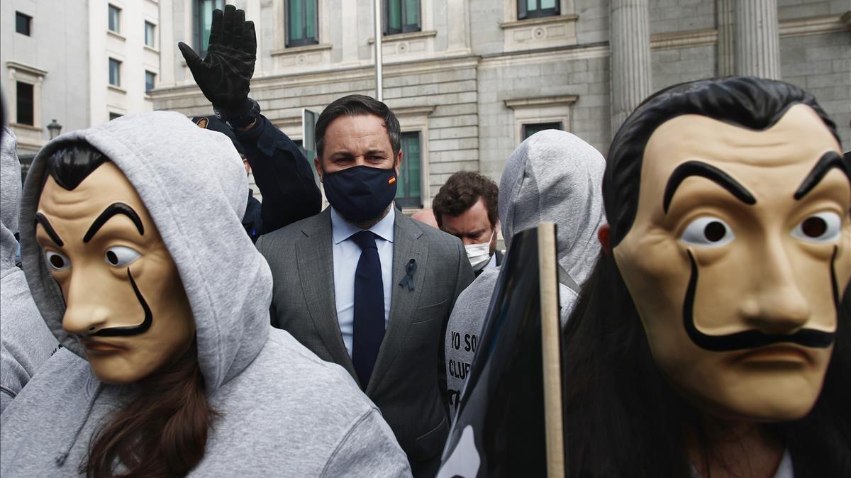 Manifestantes con mascaras de Dali y entre ellos  el presidente de Vox  Santiago Abascal (i) y el portavoz parlamentario de Vox  Ivan Espinosa de los Monteros (d) se concentran con pancartas con el simbolo de la muerte frente al Congreso de los Diputados  en Madrid (Espana)  a 17 de diciembre de 2020  La accion forma parte de la campana Vividores  impulsada por la Asociacion Catolica de Propagandistas (ACdP)  contra la ley de la Eutanasia que hoy se aprueba en la Camara Baja   17 DICIEMBRE 2020  Eduardo Parra   Europa Press  17 12 2020