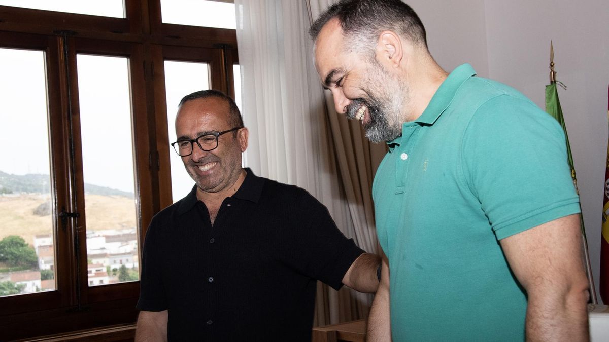 De izquierda a derecha: Miguel Ángel Morales, presidente de la Diputación de Cáceres, junto al presidente de la asociación cacereña de folklore El Redoble, Raúl Merino.
