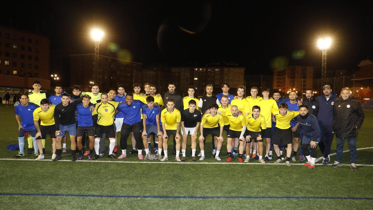 Los jugadores de La Corredoria y el Oviedo City posando juntos en el Manuel Díaz Vega.