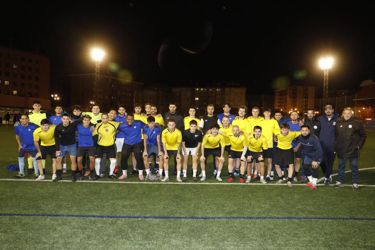 Los jugadores de La Corredoria y el Oviedo City posando juntos en el Manuel Díaz Vega.