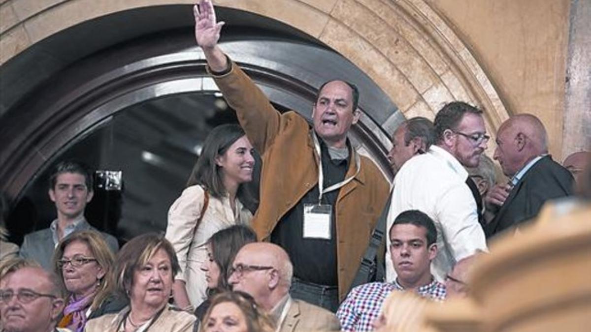 El gesto 8El dirigente del Movimiento Cívico 12-O Miguel Bosch, ayer, poco antes de abandonar la tribuna de invitados del Parlament.