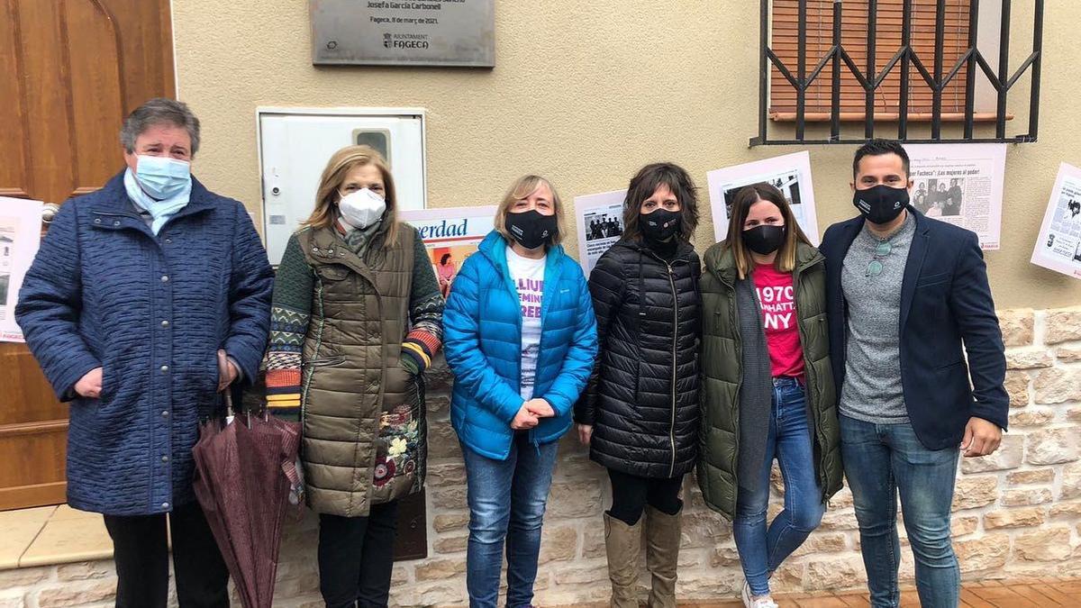 Josefa García, Raquel Seguí e Isabel Sancho, junto con Esther y Mireia Verdú Vidal, hijas de María Victoria Vidal, y el actual alcalde de Fageca, Ismael Vidal.