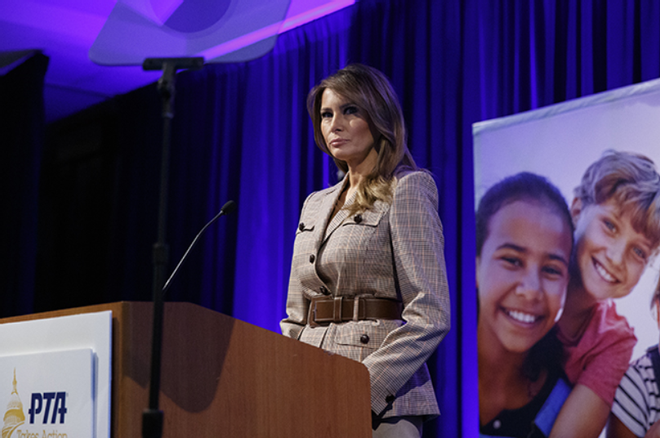 Melania Trump con blazer más cinturón en una conferencia