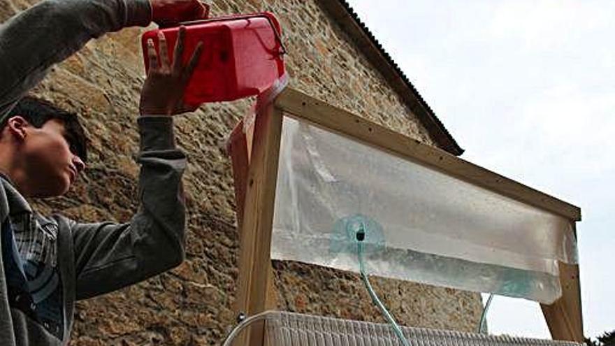 Niños prueban un prototipo del &#039;Human Printer-Art Easel&#039;, ideado en el proyecto de la Fundación Luis Seoane.