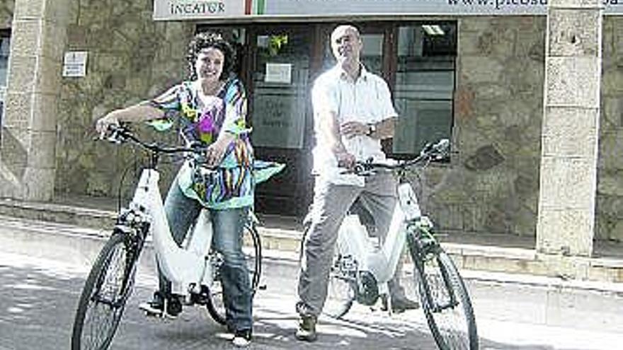 Vanesa Suco y Jaime García, de Incatur, en dos de las bicicletas híbridas.