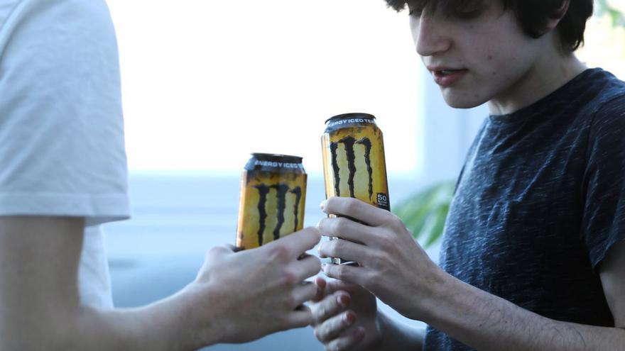 Dos adolescentes toman unas latas de una bebida energética en Santiago. |   // XOÁN ÁLVAREZ