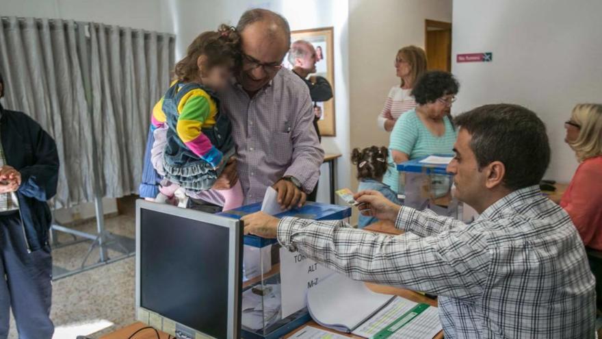 Un vecino de Torrellano vota en la consulta popular convocada en noviembre de 2015 en todas las pedanías rurales de Elche. | ANTONIO AMORÓS