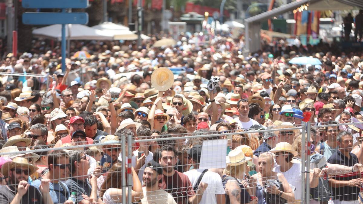 Miles de personas se han congregado en el entorno de Luceros