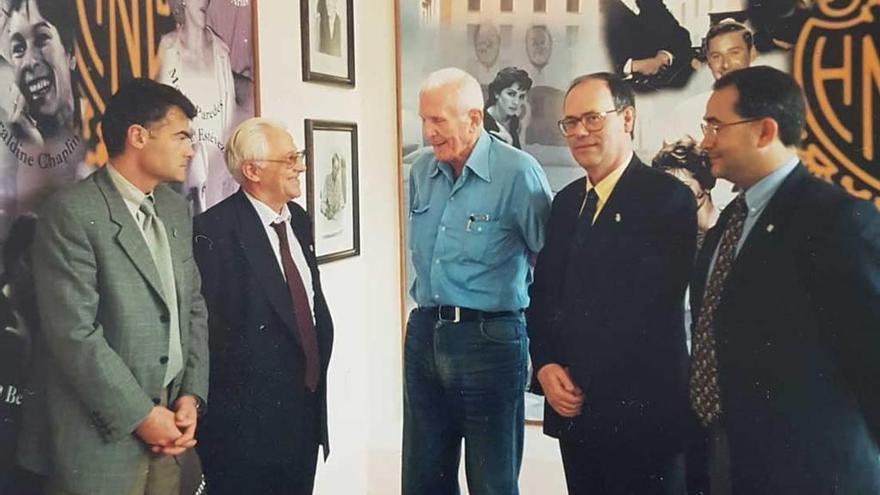 &quot;Gallego&quot; Fernández, con el Padre Ángel García y el entonces consejero de Sanidad, Antonio Cueto, en una visita a Cuba.