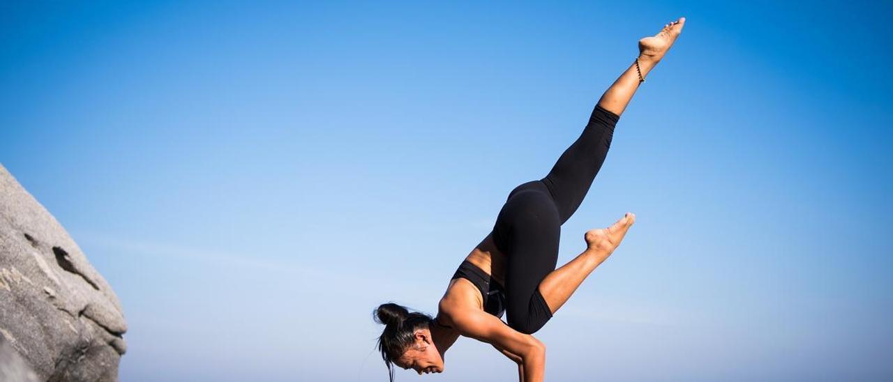 Una mujer practicando Yoga.