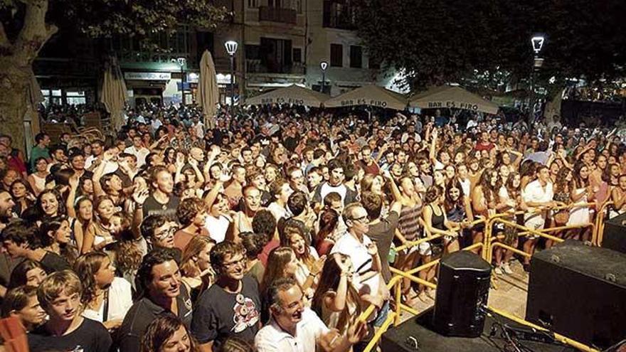 Una verbena multitudinaria de las fiestas de Sant Bartomeu, en SÃ³ller; una imagen que no se repetirÃ¡ este verano.