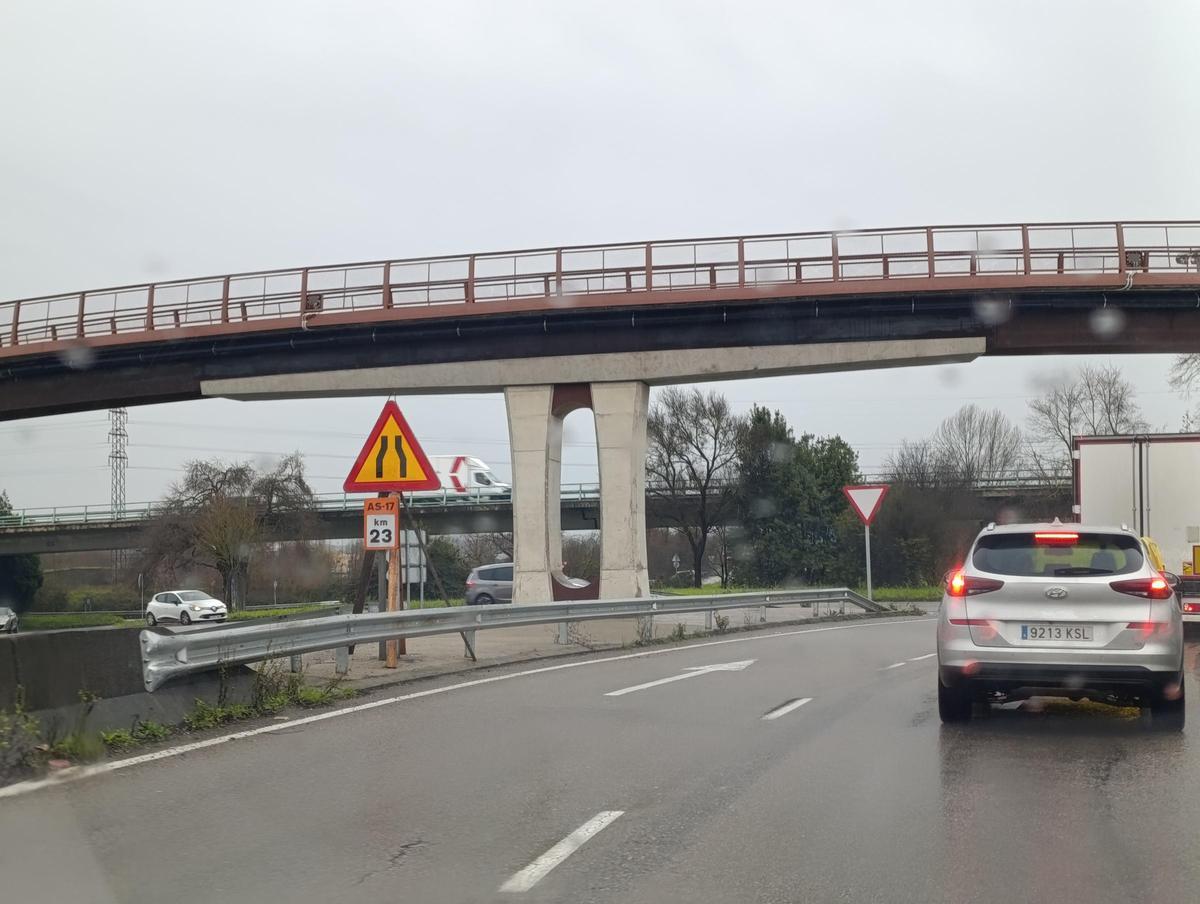 Una de las señales verticales que advierte a los conductores del inicio de los trabajos.