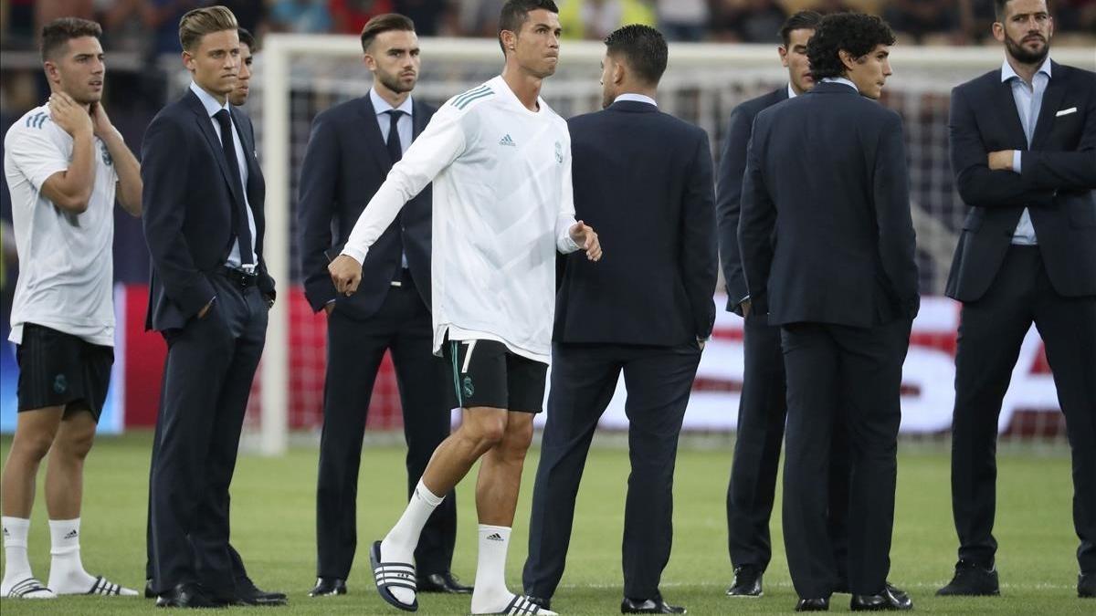 Ronaldo, junto a varios jugadores del Madrid antes del partido contra el United.