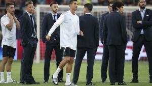 Ronaldo, junto a varios jugadores del Madrid antes del partido contra el United.