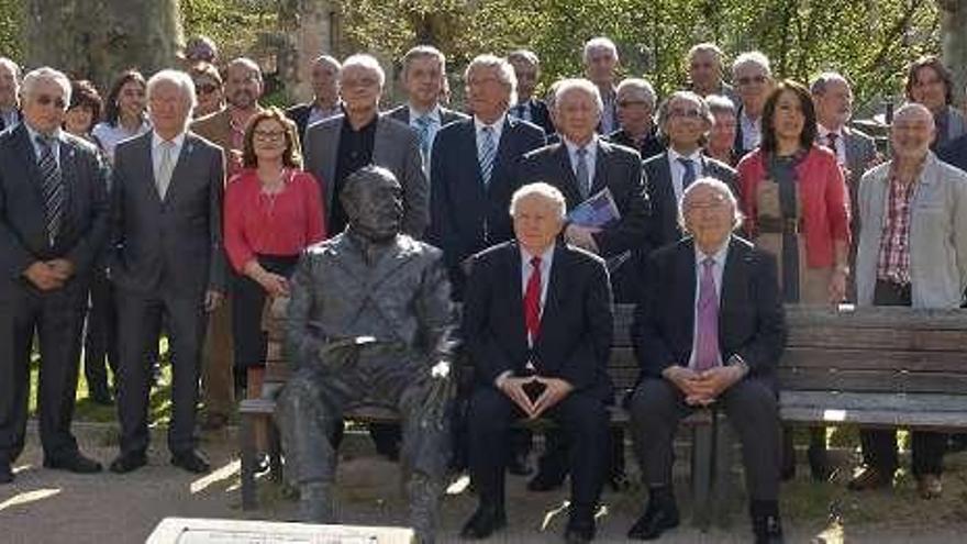 Alonso Montero y Barreiro, delante, con el resto de académicos.