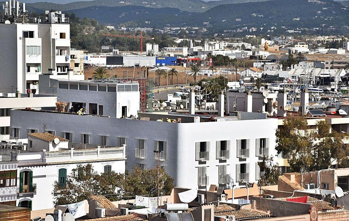 Vista desde Dalt Vila de los trabajos en la terraza del hotel.