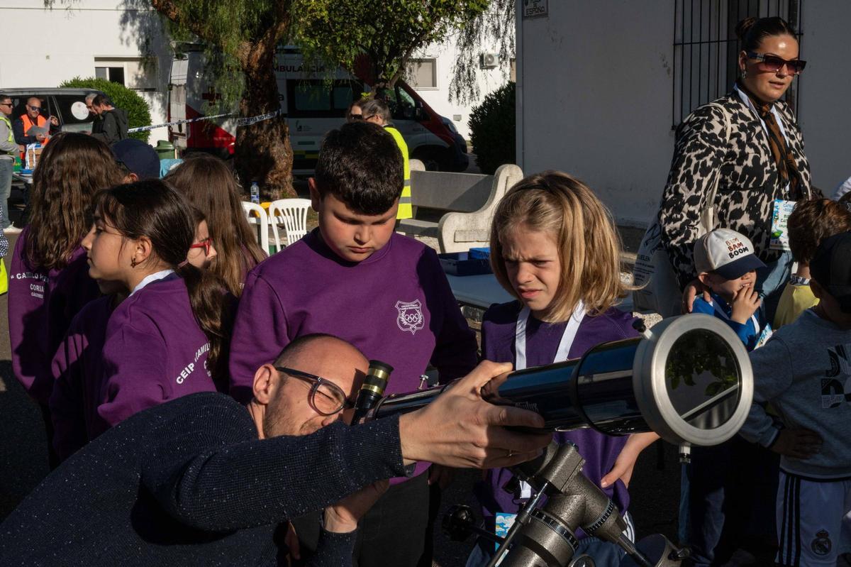 Fotogalería | 400 estudiantes lanzan dos cohetes en la base aérea de Talavera la Real
