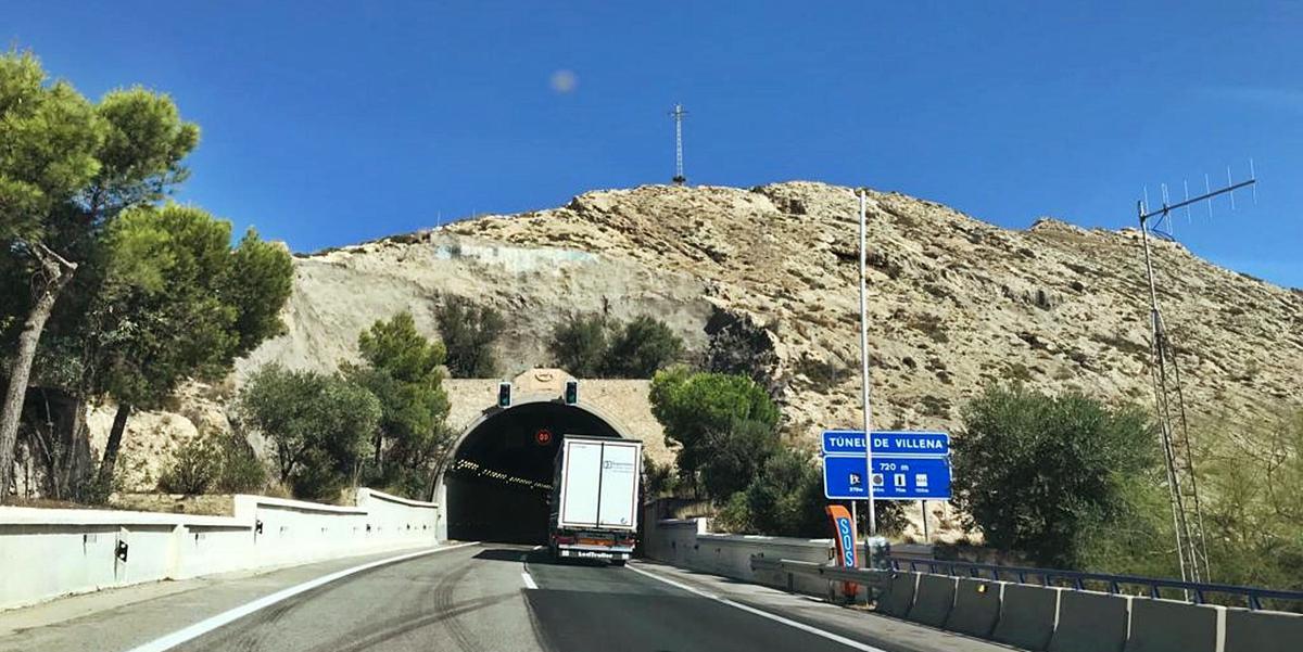 El túnel de Villena en dirección Alicante-Madrid se encuentra situado en el punto kilométrico 184 y es el único de todo el trazado de la A-31. | ÁXEL ÁLVAREZ