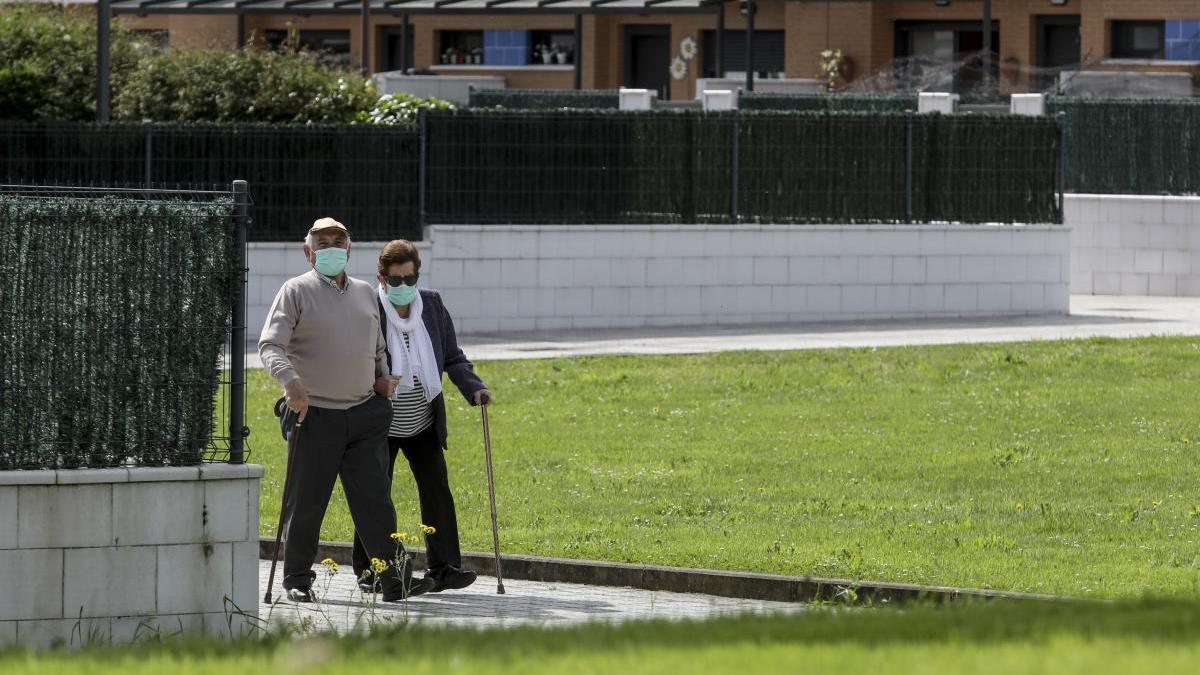 Una pareja pasea por Vega en el primer día de desconfinamiento.