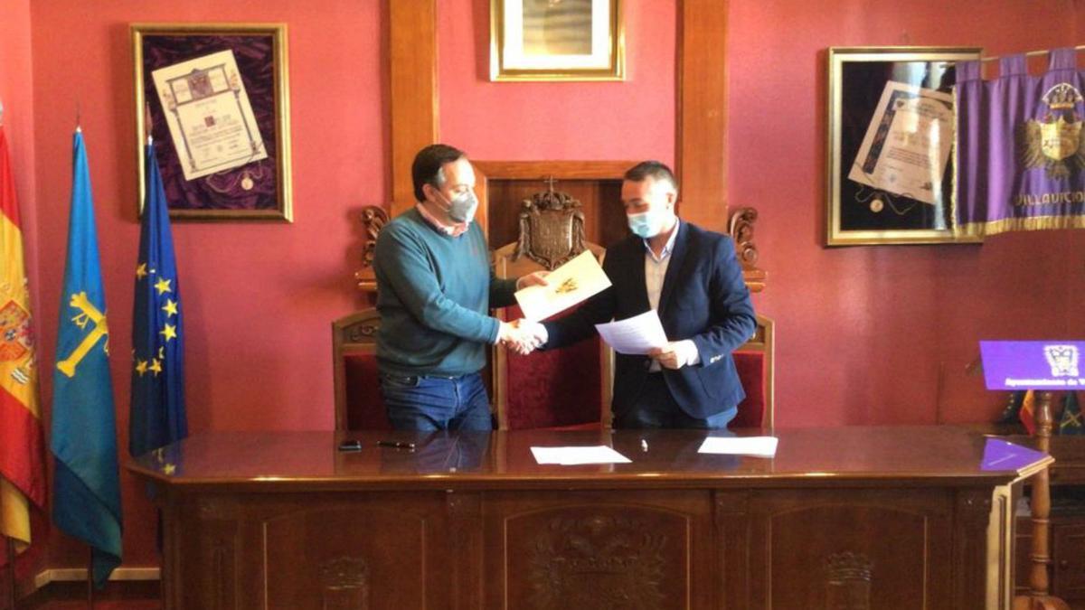 Alejandro Vega y Sergio Suárez, tras la firma del convenio en el Ayuntamiento. 