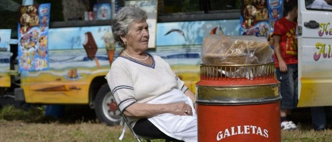 Brígida Fernández Ramos junto a su bombo de barquillos en una imagen de archivo.