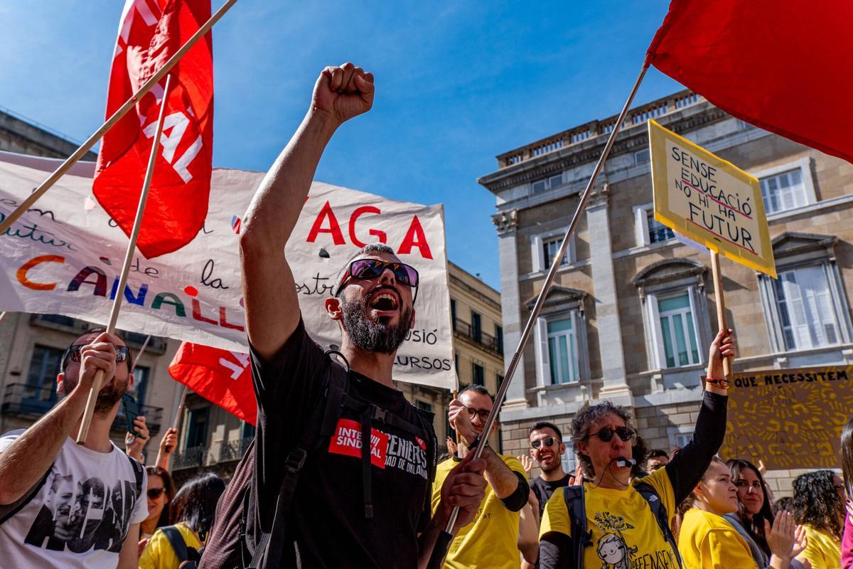 Docentes en huelga se manifiestan en la plaza de Sant Jaume de Barcelona, el 16 de marzo de 2026. Docentes en huelga se manifiestan en la plaza de Sant Jaume de Barcelona, el 16 de marzo de 2026.