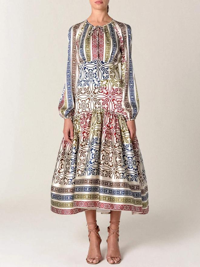 Vestido 'midi' de seda con estampado inspirado en los azulejos clásicos, de Silvia Tcherassi
