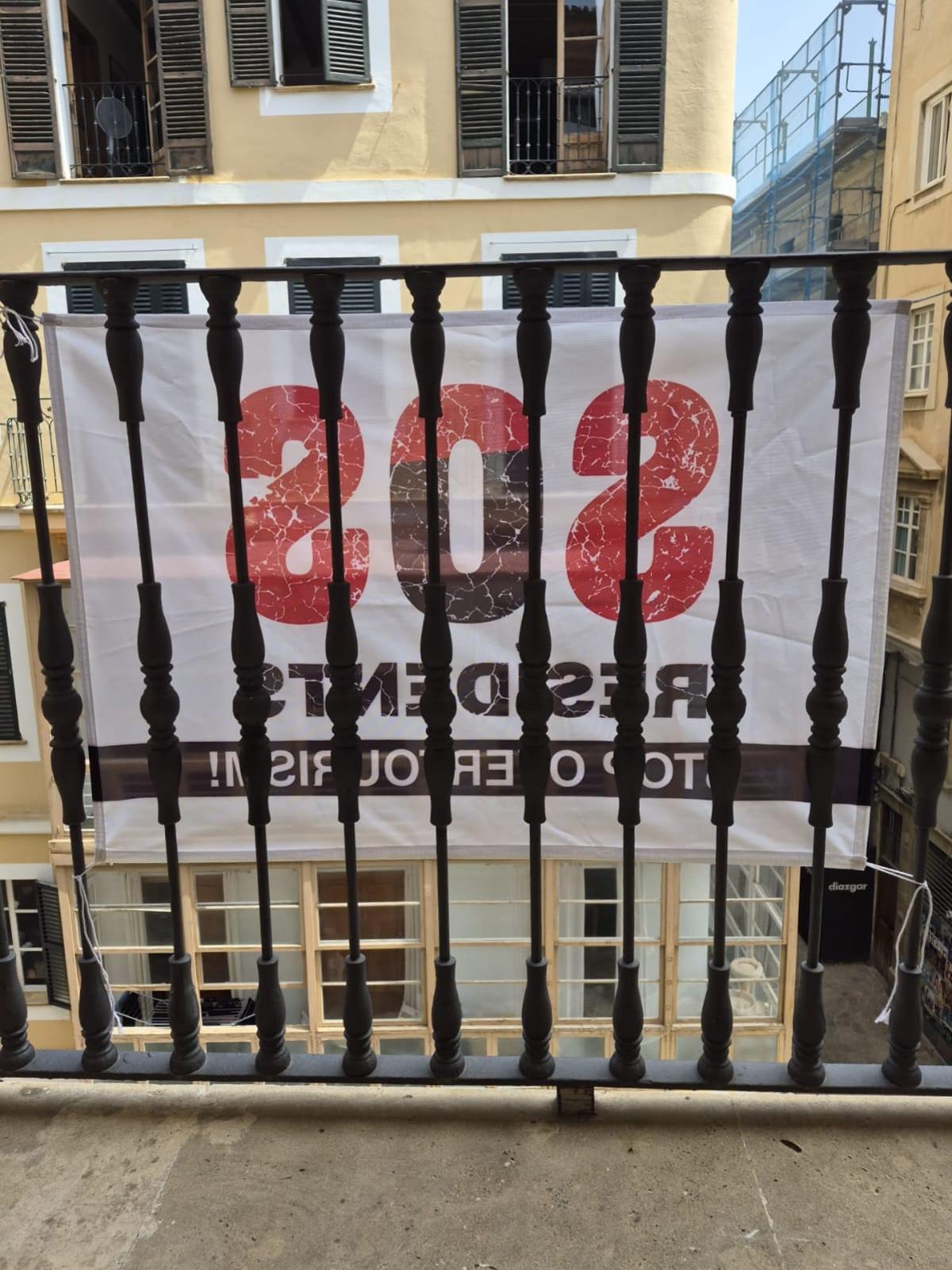 La bandera de SOS Residents, colgada del despacho de Més en Cort.