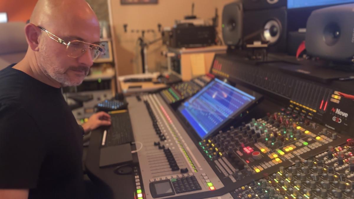 Carlos Rodgarman, trabajando en su estudio en Estados Unidos.