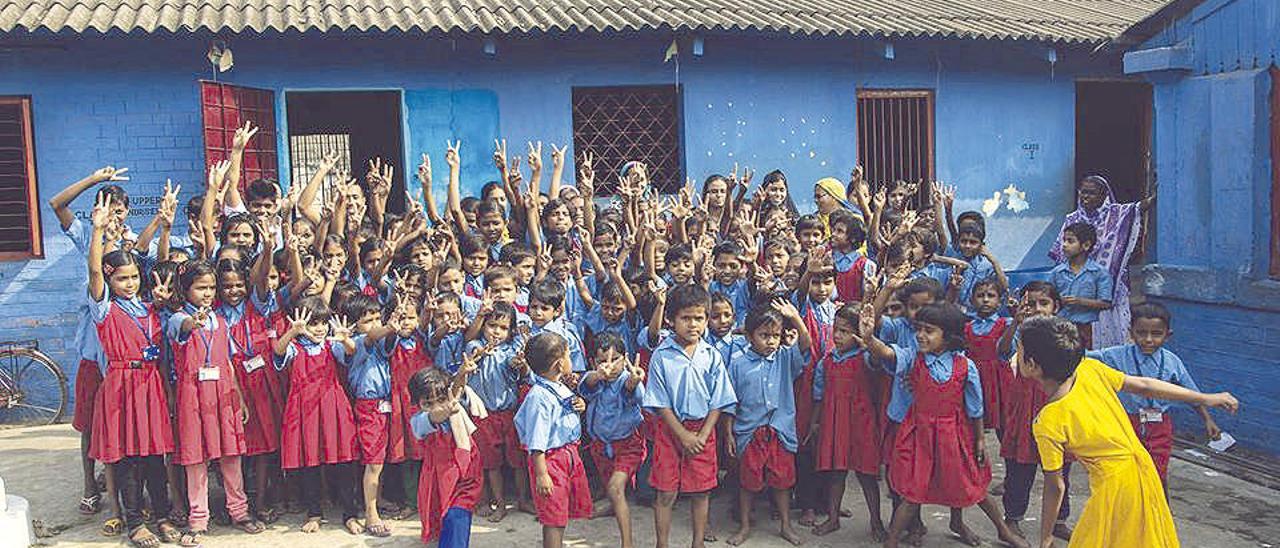 Algunos de los alumnos de la escuela de Calcuta que puso en marcha la ONG &quot;Lights of hope&quot;. A la izq., Lara Rodríguez, una de las fundadoras.