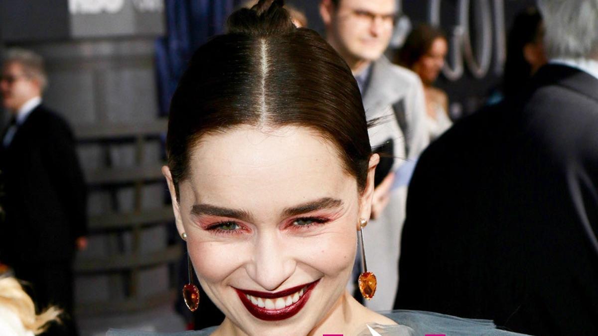 El vestido de Emilia Clarke en el estreno de 'Juego de Tronos' es rompedor (y no de cadenas)