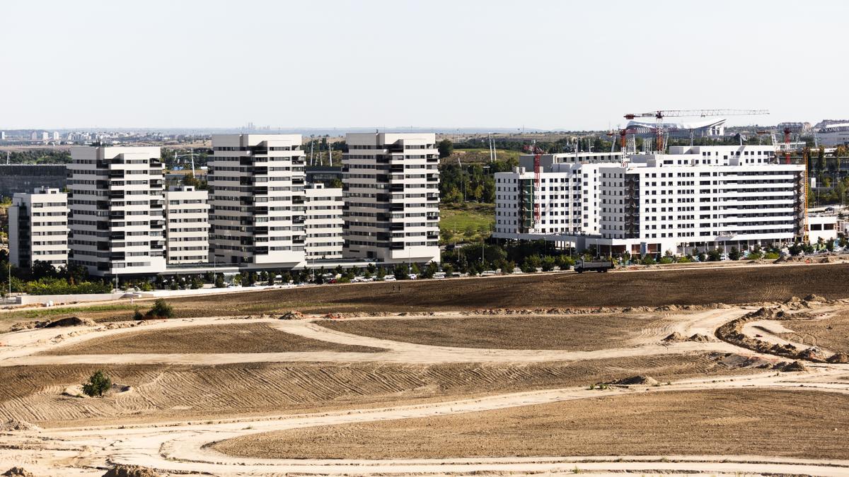 Vista de Valdebebas, el nuevo barrio al norte de Madrid donde casi todas las fachadas son blancas