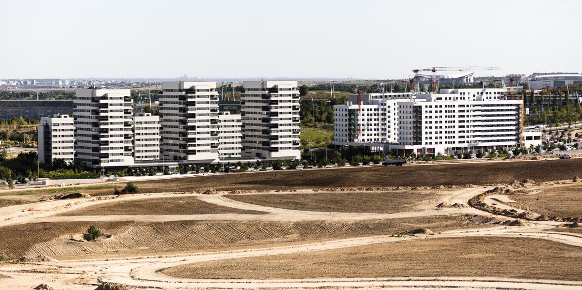 Vista de Valdebebas, el nuevo barrio al norte de Madrid donde casi todas las fachadas son blancas