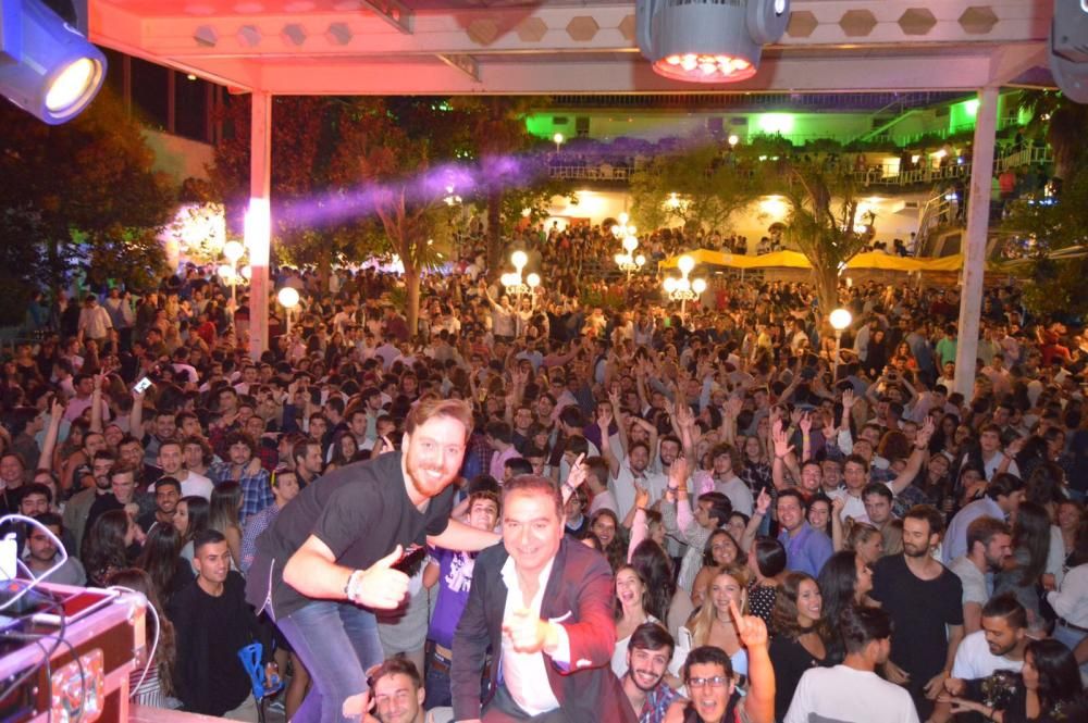 Multitudinaria Fiesta Fin de Feria en la discoteca El Jardín de Gijón.