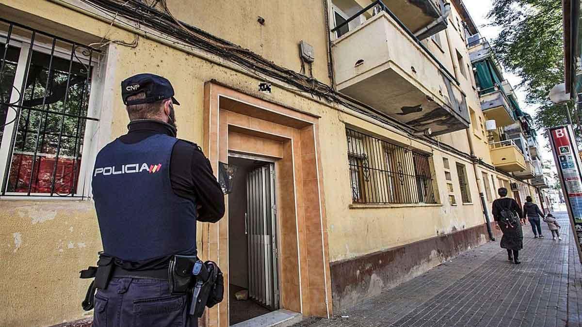 Un agente de la Policía Nacional custodia la finca donde querían entrar familias okupas