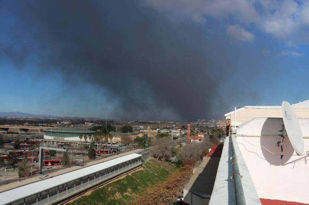 Espectacular incendi en una química de Paterna