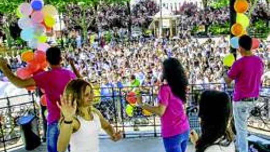 Escolares bailan por la paz