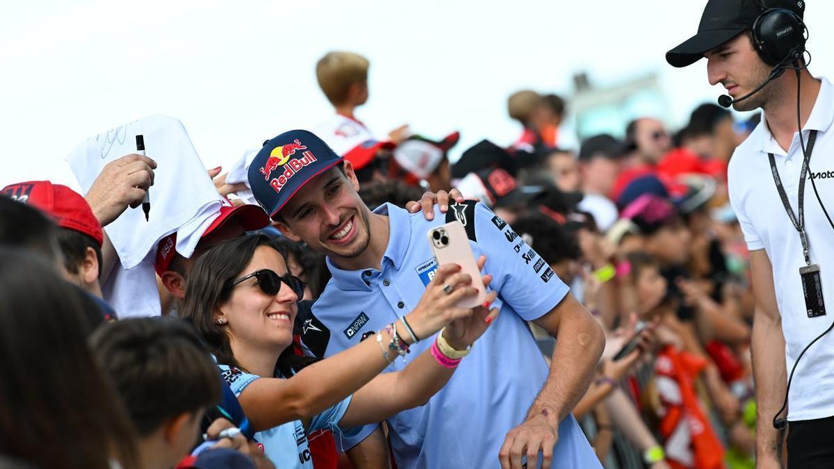 Álex Márquez se fotografía con una aficionada, este jueves durante el ‘pit lane walk’.