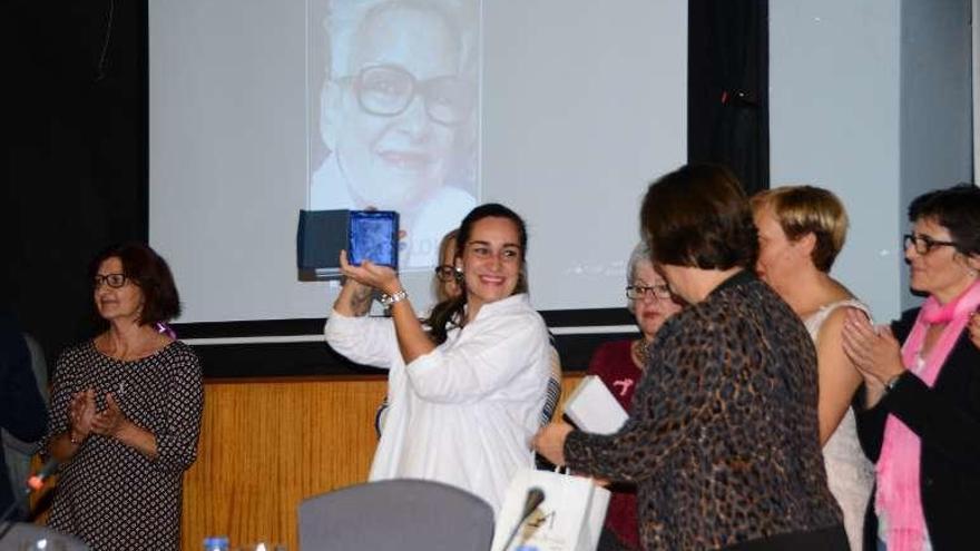 La familia recibe el premio, ante la imagen de la homenajeada. // G.Núñez