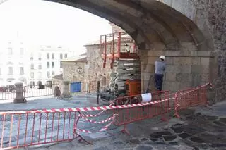 "¿Por dónde se entra ahora?": el Arco de la Estrella de Cáceres cierra y despista a los turistas