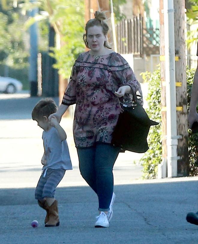 Adele paseando con su hijo. Sin maquillaje y sin parecer ella.