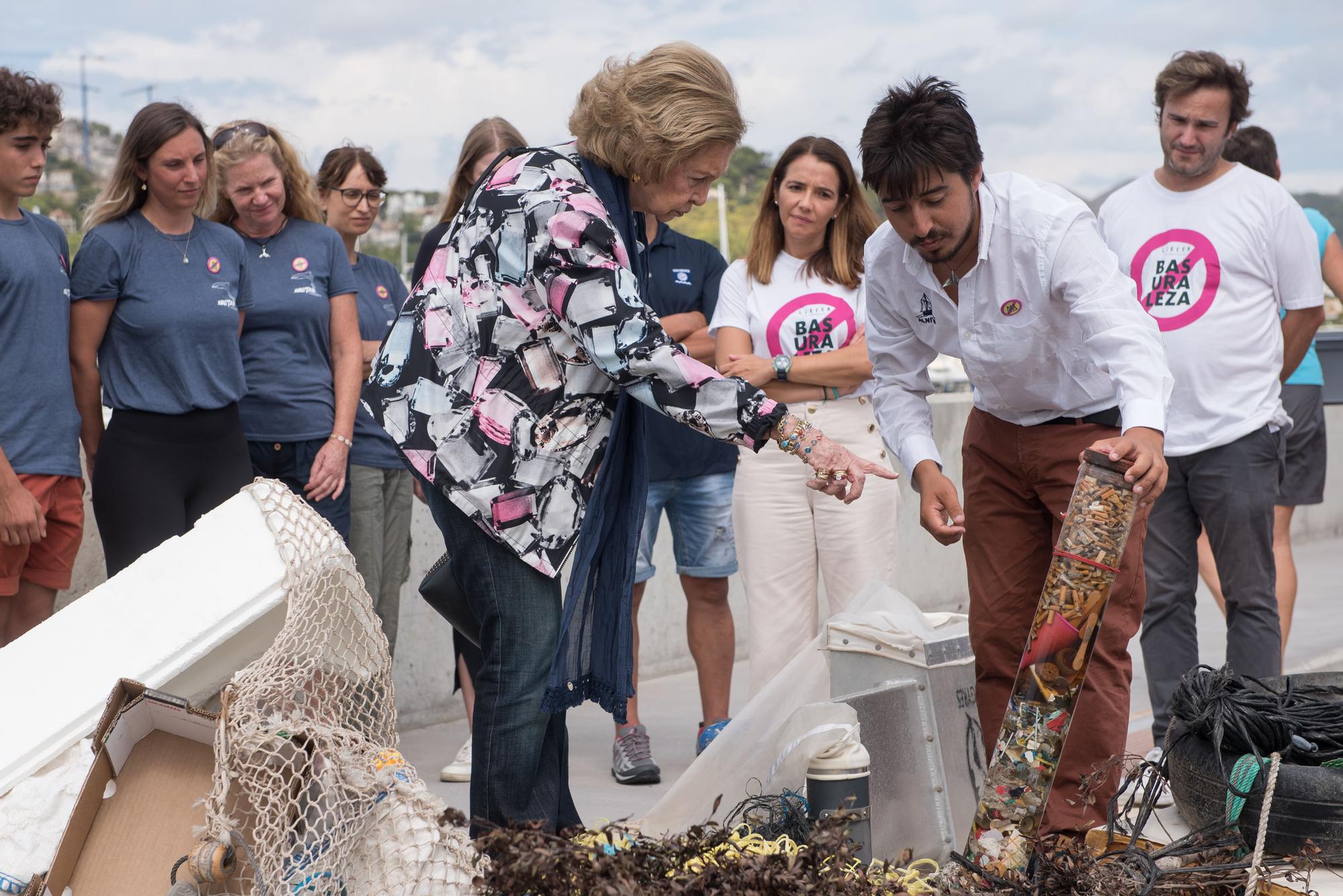 La Reina Sofía participa en la recogida de residuos marinos en Mallorca