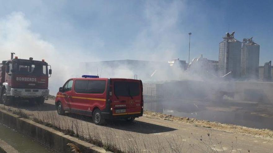 Continua activo, pero controlado el fuego de la fábrica de Erla