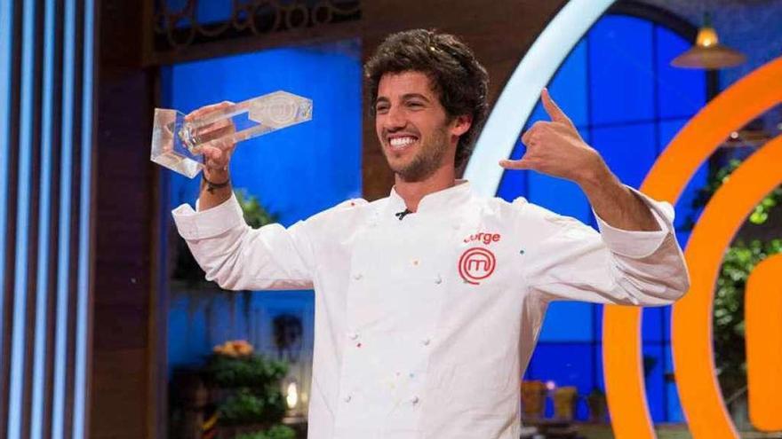 El exfutbolista granadino, muy sonriente, alza el trofeo de la quinta edición de &quot;Masterchef&quot;. // RTVE