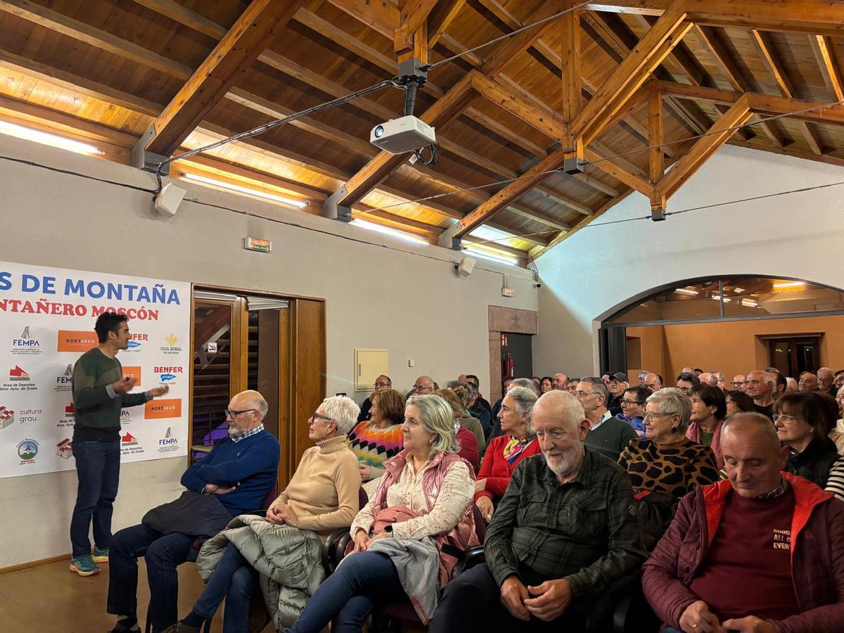 Martín Ramos durante su conferencia en la sala polivalente de la Casa de Cultura abarrotada