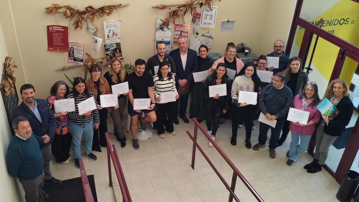 Participantes en la formación con sus diplomas acompañados por las autoridades.