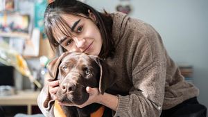 Noa, de 17 años, junto a su perro Valder, en Manresa.